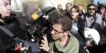 Ξύλο ανάμεσα σε ΜΑΤ και συνδικαλιστές σε ημερίδα του Πανελλήνιου Ιατρικού Συλλόγου