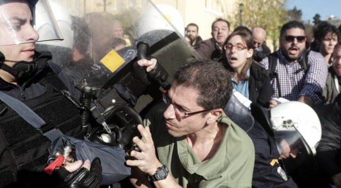 Ξύλο ανάμεσα σε ΜΑΤ και συνδικαλιστές σε ημερίδα του Πανελλήνιου Ιατρικού Συλλόγου