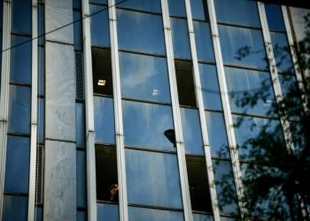 Δημόσιος Υπάλληλος ο άντρας που έπεσε από τον 4ο (pics)