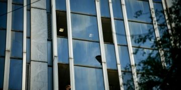 Alldaynews.gr Δημόσιος Υπάλληλος ο άντρας που έπεσε από τον 4ο (pics)