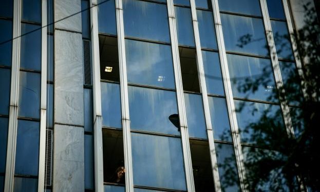 Alldaynews.gr Δημόσιος Υπάλληλος ο άντρας που έπεσε από τον 4ο (pics)