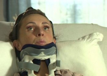 Βγήκε να πετάξει τα σκουπίδια και της έπεσε στο κεφάλι ένας καναπές