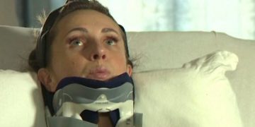 Alldaynews.gr Βγήκε να πετάξει τα σκουπίδια και της έπεσε στο κεφάλι ένας καναπές