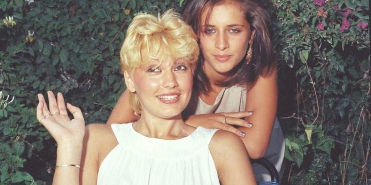 Alldaynews.gr Μαχαιριά στην Καίτη Φίνου. Νεκρή πρίν απο λίγες ώρες η αδερφή της. Η Γιάννα