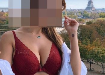 Ελληνίδα παρουσιάστρια ποζάρει με εσώρουχα με φόντο τον Πύργο του Αιφελ