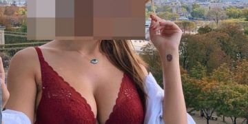 Ελληνίδα παρουσιάστρια ποζάρει με εσώρουχα με φόντο τον Πύργο του Αιφελ