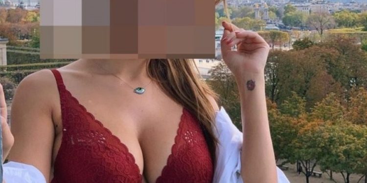 Ελληνίδα παρουσιάστρια ποζάρει με εσώρουχα με φόντο τον Πύργο του Αιφελ