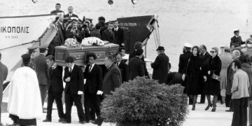 Alldaynews.gr «Είχε άθαφτο το γιο του 20 μέρες, για να…» Σοκάρει η οικονόμος του Αριστοτέλη Ωνάση!