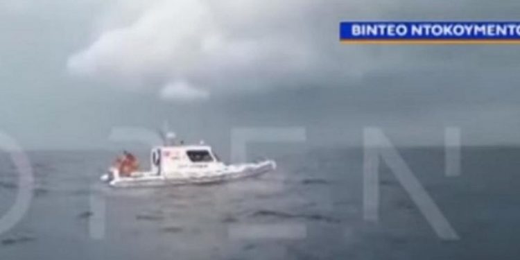 Σκάφος της τουρκικής Ακτοφυλακής παρενοχλεί Έλληνα ψαρά κοντά στα Ίμια (video)