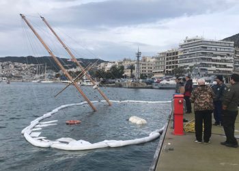 Καβάλα: Βούλιαξε 20μετρο ιστιοφόρο μέσα στο λιμάνι – Σε απόγνωση (pics)
