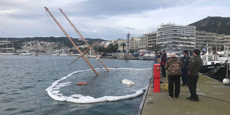 Alldaynews.gr Καβάλα: Βούλιαξε 20μετρο ιστιοφόρο μέσα στο λιμάνι – Σε απόγνωση (pics)