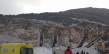 Alldaynews.gr Εικόνα ΣΟΚ. Η στιγμή που εντοπίζουν τον 29χρονο νεκρό στη Βέροια