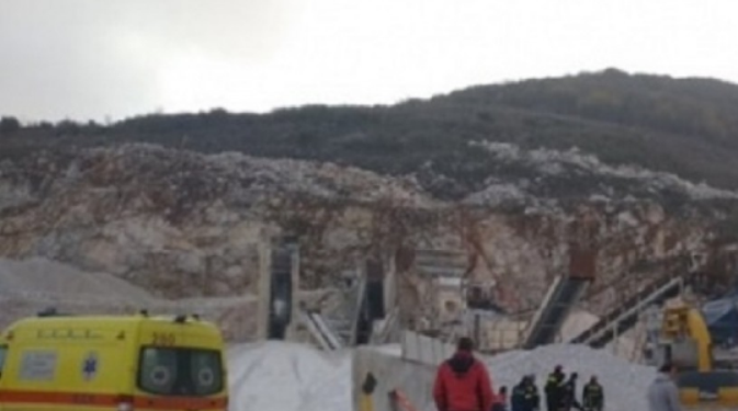 Alldaynews.gr Εικόνα ΣΟΚ. Η στιγμή που εντοπίζουν τον 29χρονο νεκρό στη Βέροια