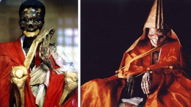 Ανατριχιαστικό: Μοναχοί μουμιοποιούνται ενώ είναι ακόμα ζωντανοί![Σοκαριστικές Εικόνες]