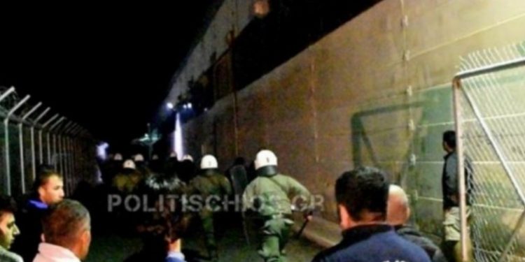 Νύχτα τρόμου στη ΒΙΑΛ της Χίου: Άγριο ξύλο μεταξύ Αφγανών, Σύρων και Παλαιστινίων