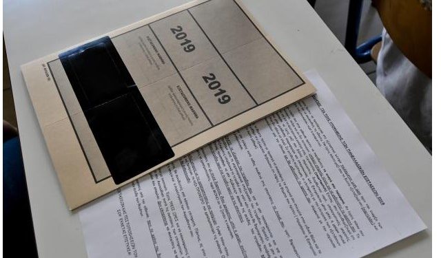 Καταγγελία: «Άριστοι» μαθητές ιδιωτικού σχολείου έδωσαν πανελλαδικές με «ομαδική τενοντίτιδα»