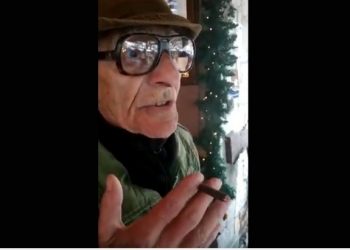 Αράχωβα: 86χρονος στα… χιόνια για να καπνίσει – Τα χώνει άγρια στην κάμερα[video]