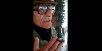 Αράχωβα: 86χρονος στα… χιόνια για να καπνίσει – Τα χώνει άγρια στην κάμερα[video]