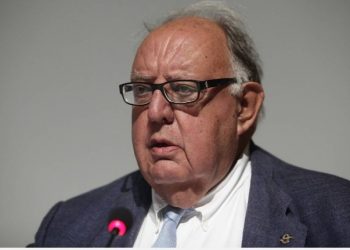 ΣΟΚ για Πάγκαλο! Τριγυρνάει σαν τον τρελό του χωριού με μπουρνούζι και παντόφλες στο κέντρο[photo]