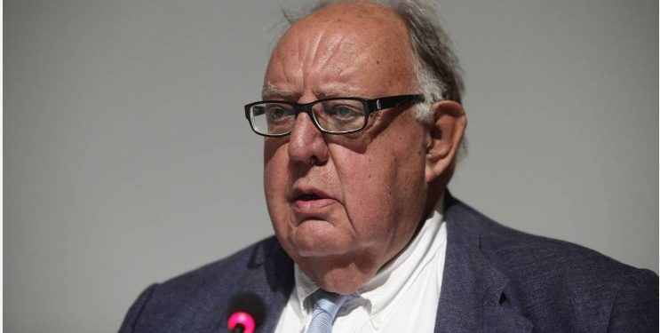 ΣΟΚ για Πάγκαλο! Τριγυρνάει σαν τον τρελό του χωριού με μπουρνούζι και παντόφλες στο κέντρο[photo]