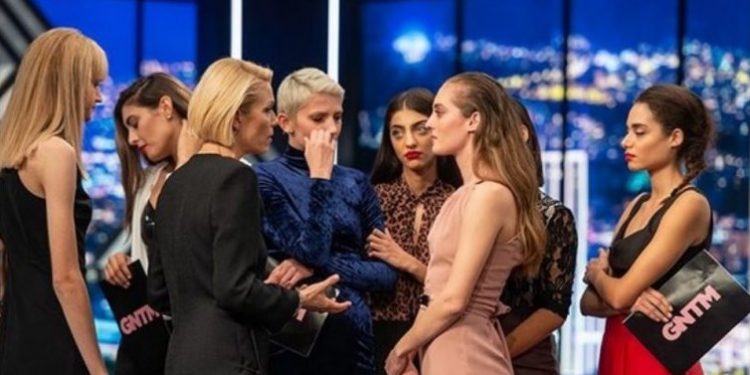 Πανικός στην παραγωγή του «GNTM»: Παίκτρια πιάστηκε να αλκοόλ και κινητό