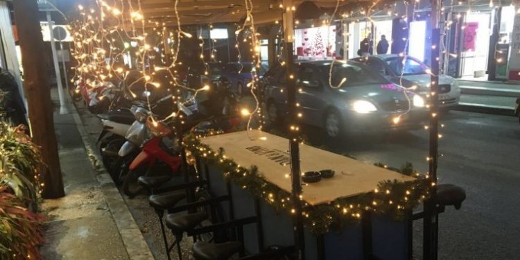 «Εφευρετικός» καταστηματάρχης στη Ρόδο: Έστησε υπαίθριο καπνιστήριο – ποδήλατο![photos]