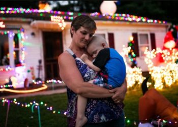 Ολόκληρη γειτονιά γιόρτασε νωρίτερα τα Χριστούγεννα για παιδάκι που θα πέθαινε από καρκίνο!