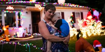 Alldaynews.gr Ολόκληρη γειτονιά γιόρτασε νωρίτερα τα Χριστούγεννα για παιδάκι που θα πέθαινε από καρκίνο!