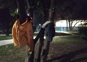 Έδεσσα: «Στολίζουν» δέντρα με μπουφάν για να μην είναι «κανείς μόνος στο κρύο»[photos]