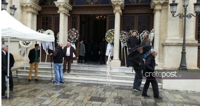 Ράγισαν καρδιές στην κηδεία του θρυλικού αστυνομικού Κώστα Σολδάτου[photo]