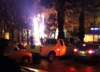 Εξάρχεια: Έκαψαν ξανά το χριστουγεννιάτικο δέντρο