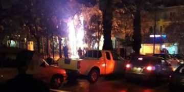 Alldaynews.gr Εξάρχεια: Έκαψαν ξανά το χριστουγεννιάτικο δέντρο