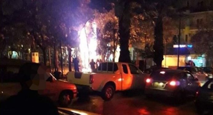 Alldaynews.gr Εξάρχεια: Έκαψαν ξανά το χριστουγεννιάτικο δέντρο