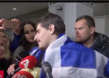 “Πάτησε” στην Αθήνα ο Έλληνας ναυτικός που έζησε τον εφιάλτη στο Τόγκο – Συγκινητικές στιγμές στο αεροδρόμιο
