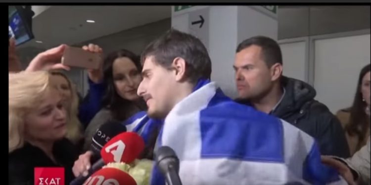 Alldaynews.gr “Πάτησε” στην Αθήνα ο Έλληνας ναυτικός που έζησε τον εφιάλτη στο Τόγκο – Συγκινητικές στιγμές στο αεροδρόμιο