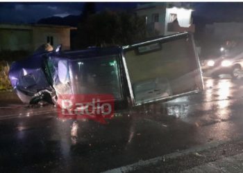 Αυτοκίνητο “καρφώθηκε” σε βενζινάδικο! Χαροπαλεύει ο οδηγός[photos]