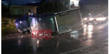 Αυτοκίνητο “καρφώθηκε” σε βενζινάδικο! Χαροπαλεύει ο οδηγός[photos]