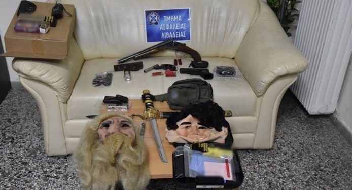 Φονικό στις Θεσπιές: Βρέθηκαν μάσκες, όπλα και φυσίγγια – Πώς σχετίζονται με την εκτέλεση πατέρα και γιου