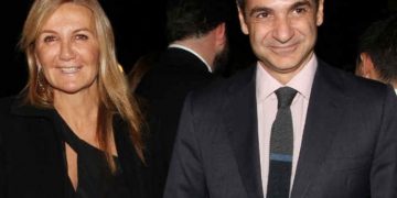 Μαρέβα Μητσοτάκη: Η φούστα υπερπαραγωγή που “έκλεψε” τις εντυπώσεις στο γάμο της Καίσαρη!