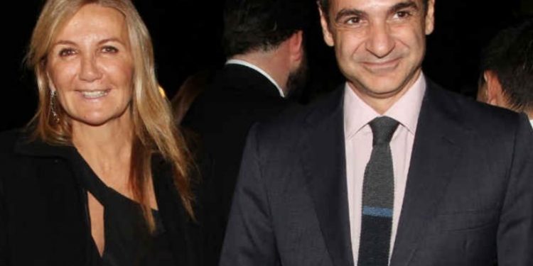 Μαρέβα Μητσοτάκη: Η φούστα υπερπαραγωγή που “έκλεψε” τις εντυπώσεις στο γάμο της Καίσαρη!