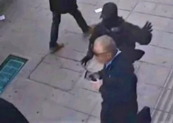 Βίντεο: «Σκουπίδι» με κουκούλα πάει να κτυπήσει ηλικιωμένο στα επεισόδια στο Μαρούσι και «τρώει» φάπες από αστυνομικό