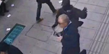 Βίντεο: «Σκουπίδι» με κουκούλα πάει να κτυπήσει ηλικιωμένο στα επεισόδια στο Μαρούσι και «τρώει» φάπες από αστυνομικό