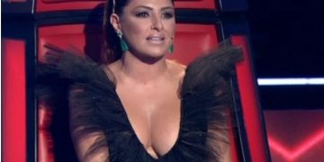 Alldaynews.gr Μοιράζει ΕΓΚΕΦΑΛΙΚΑ η Έλενα Παπαρίζου στον τελικό του Voice – Βγήκε στη σκηνή με αβυσσαλέο ντεκολτέ