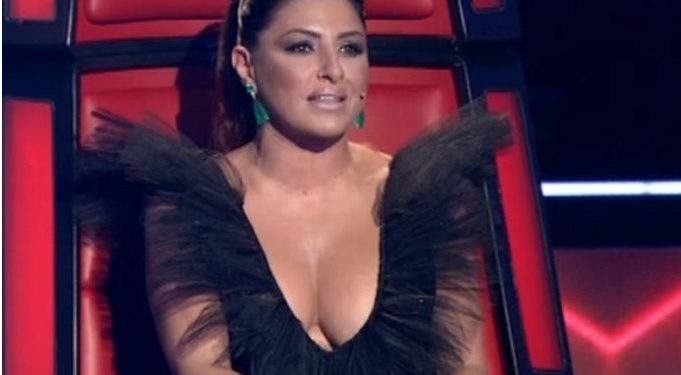 Alldaynews.gr Μοιράζει ΕΓΚΕΦΑΛΙΚΑ η Έλενα Παπαρίζου στον τελικό του Voice – Βγήκε στη σκηνή με αβυσσαλέο ντεκολτέ