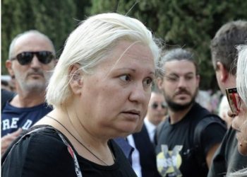 «Ραγίζει καρδιές» η Καίτη Φίνου λίγες ώρες μετά την κηδεία της αδελφής της