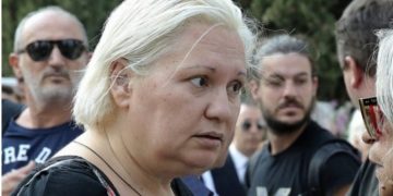 «Ραγίζει καρδιές» η Καίτη Φίνου λίγες ώρες μετά την κηδεία της αδελφής της