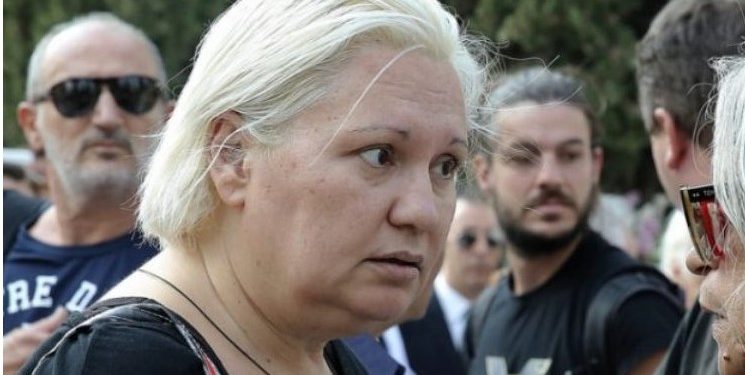 «Ραγίζει καρδιές» η Καίτη Φίνου λίγες ώρες μετά την κηδεία της αδελφής της