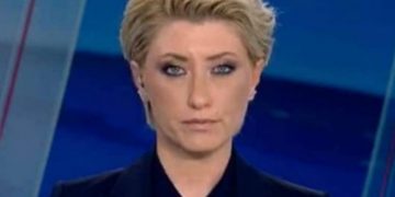 Αυτή είναι η “δίδυμη αδερφή” της Σία Κοσιώνη! Θα την δείτε και θα μείνετε «κάγκελο»!