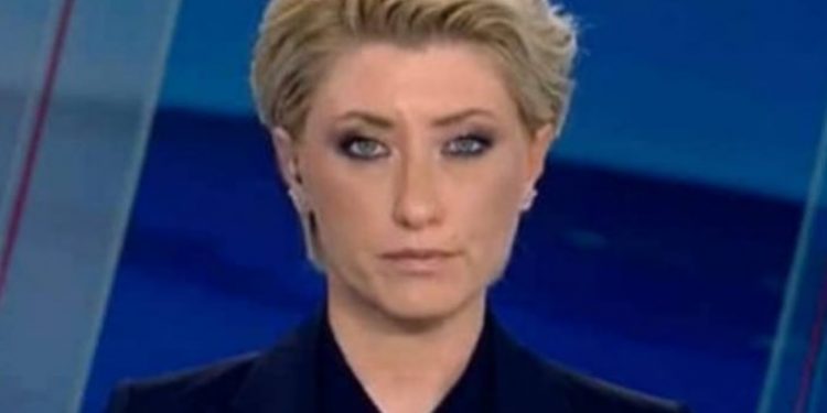 Αυτή είναι η “δίδυμη αδερφή” της Σία Κοσιώνη! Θα την δείτε και θα μείνετε «κάγκελο»!