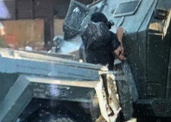 Bίντεο – σοκ: Αστυνομικές αύρες συνθλίβουν 20χρονο διαδηλωτή (Πολύ σκληρές εικόνες)